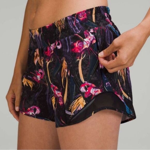 Lululemon Women’s 12 Hotty Hot Low-Rise Lined Shorts 4” Black Veiled Floral New
